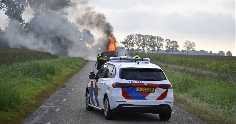 Graafmachine brandt uit en auto belandt in sloot