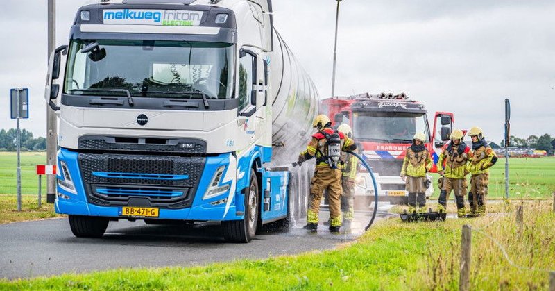 Brandweer koelt vastgelopen remmen bij vrachtwagen