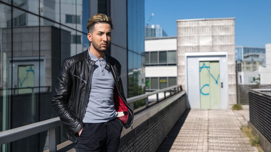 RessourcesFem's tweet card. Victime d'agressions et de harcèlement homophobes, le jeune homme a beau avoir signalé les faits à la police à de nombreuses reprises, toutes ses plaintes ont été classées sans suite. "Gennevilliers,...