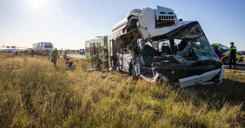 Vier gewonden naar ziekenhuis na botsing tussen bus en vrachtwagen