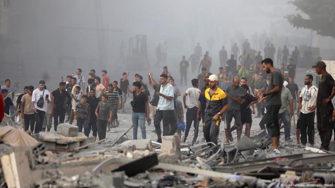 Ciudad de Gaza, septiembre de 2025: hombres palestinos congregados entre la destrucción tras ataques aéreos israelíes.