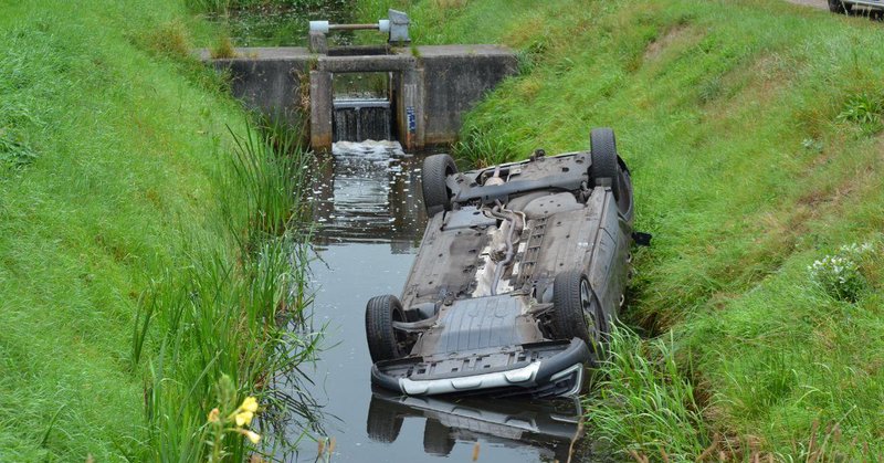 Auto belandt op de kop in sloot na botsing bij Westerlee