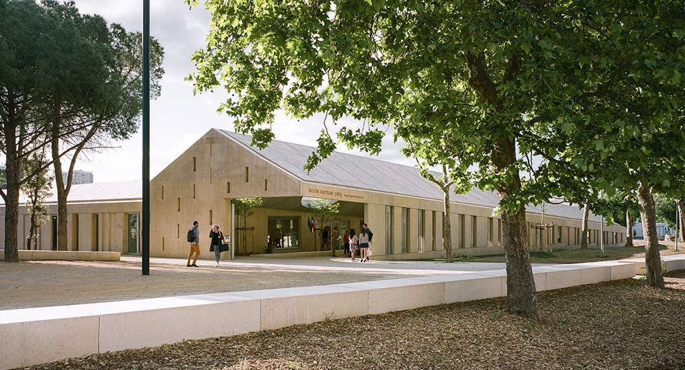 arqyempresa's tweet card. La Escuela Samuel Paty, erigida en el corazón del barrio de Devèze en Béziers, Francia, se presenta como un ejemplo de arquitectura regenerativa, capaz de transformar no solo el paisaje físico sino