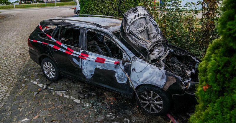Geparkeerde auto gaat in vlammen op in Veenoord