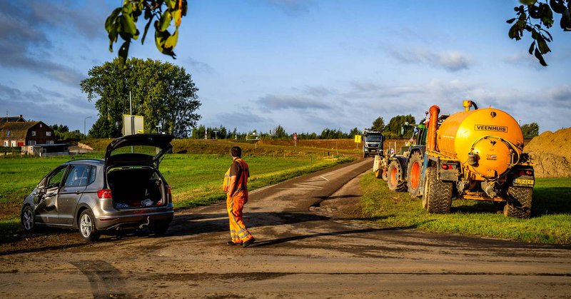 Auto en tractor botsen op elkaar, vrouw naar ziekenhuis