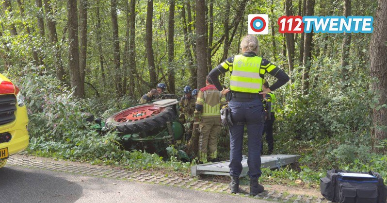 Tractor belandt in sloot bij ernstig ongeval