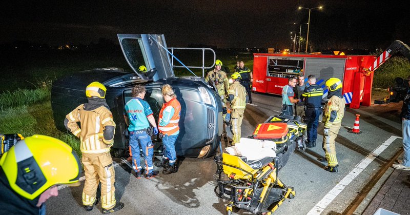 Bestelauto op zijkant bij Hoogmade, bijrijdster naar ziekenhuis