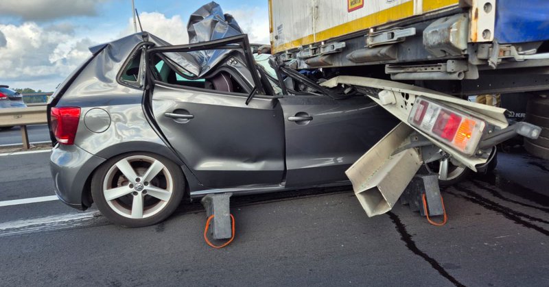 Auto onder vrachtwagen op de A27; traumahelikopter landt op snelweg
