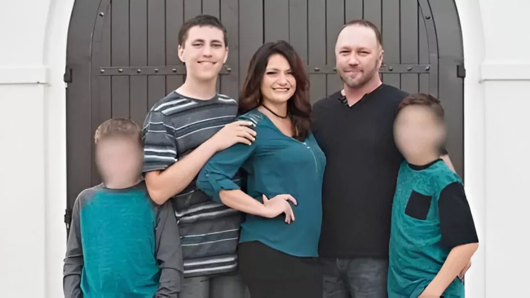 JulietteSchwartz on X: "📷BREAKING: Tyler Robinson's Father Rejects $1M  Support for His Son, Donates Entire Sum to Honor Charlie Kirk's Family📷  https://t.co/WkIBTsGqVt #NFL #gobirds #FlyEaglesFly #EaglesNation" / X