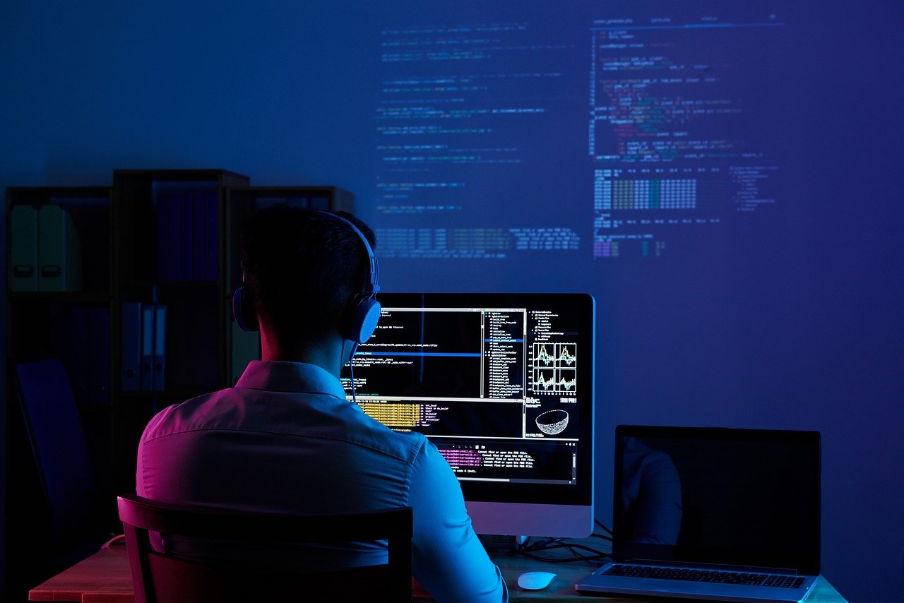 tech_is_tech's tweet card. Why hiring a dedicated software development team is essential? Discover the key advantages of assembling a skilled team for your projects.