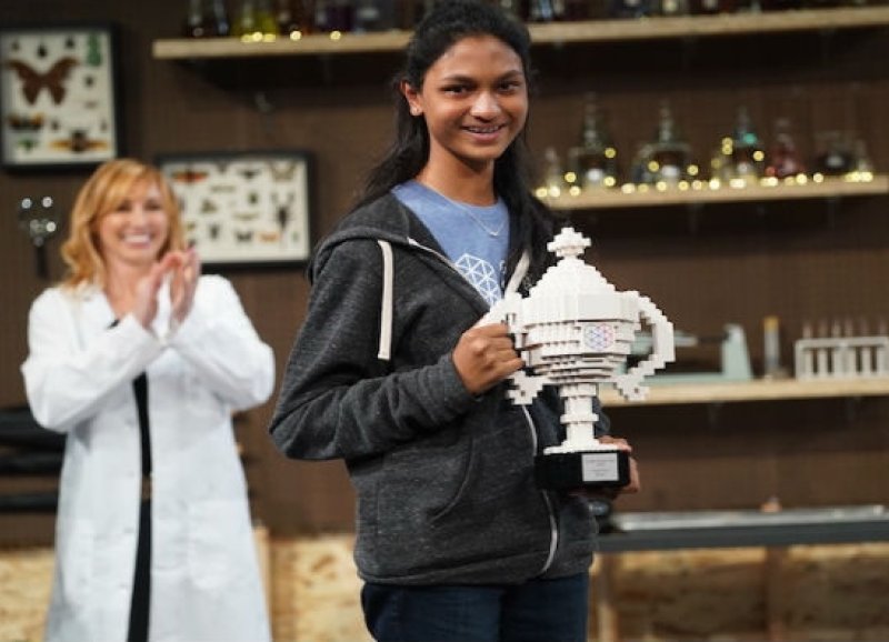 Las_innovadoras's tweet card. La innovación que propuso Kiara Nirghin le valió el 1° premio otorgado por el Google Science Fair Community Impact Award africano gracias al invento de un polímero muy especial, capaz de absorber...
