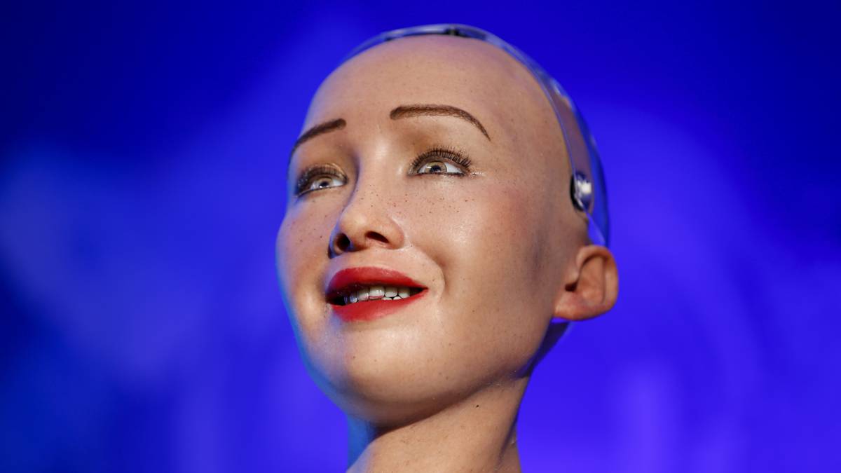 NOS's tweet card. Ze wordt omschreven als een levensechte robot. Maar is dat ook zo? De NOS sprak met haar.