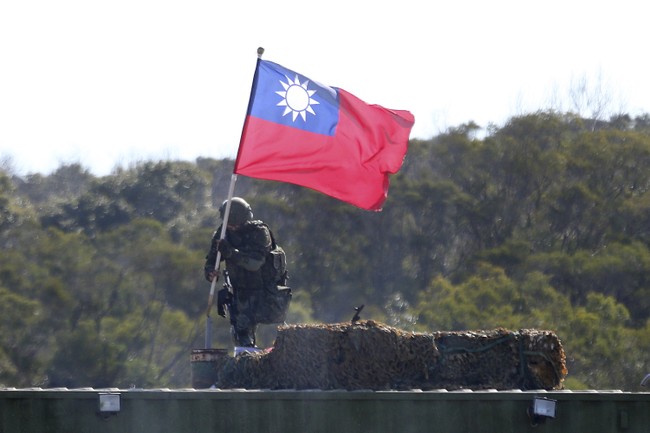 e_durneika's tweet card. Analysis of U.S. commitment to Taiwan amid rising tensions with China.