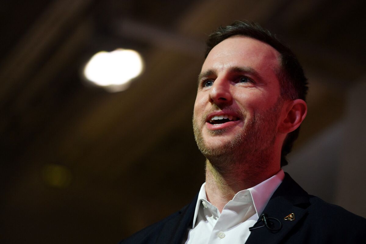 business's tweet card. President Donald Trump signed an executive order Thursday creating a new post for the government’s chief design officer and is tapping Airbnb Inc. co-founder Joe Gebbia to fill the position, accord...