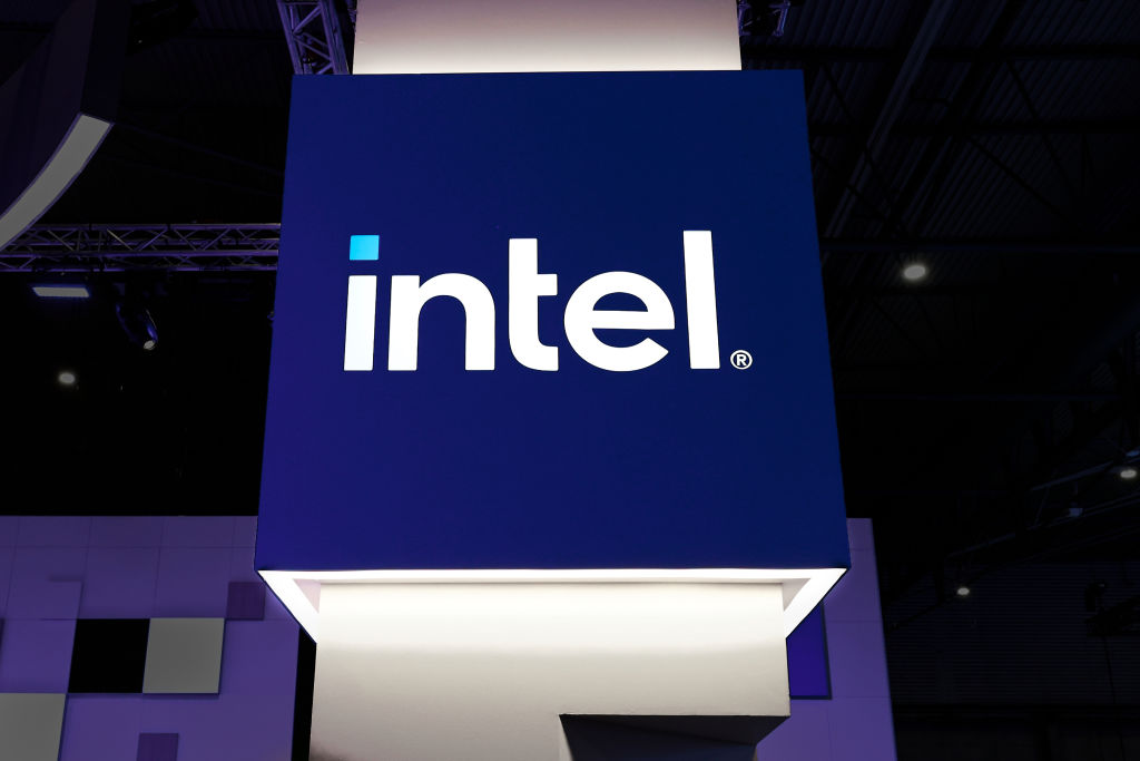 SmartTechTrendz's tweet card. Intel announces new processors produced in Arizona as the company looks to increase its U.S. manufacturing.