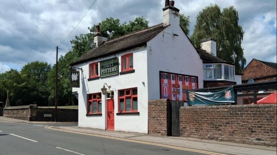 Dunny1914's tweet card. Stop Stoke Council Forcing the Jolly Potters to Repaint Its Artwork