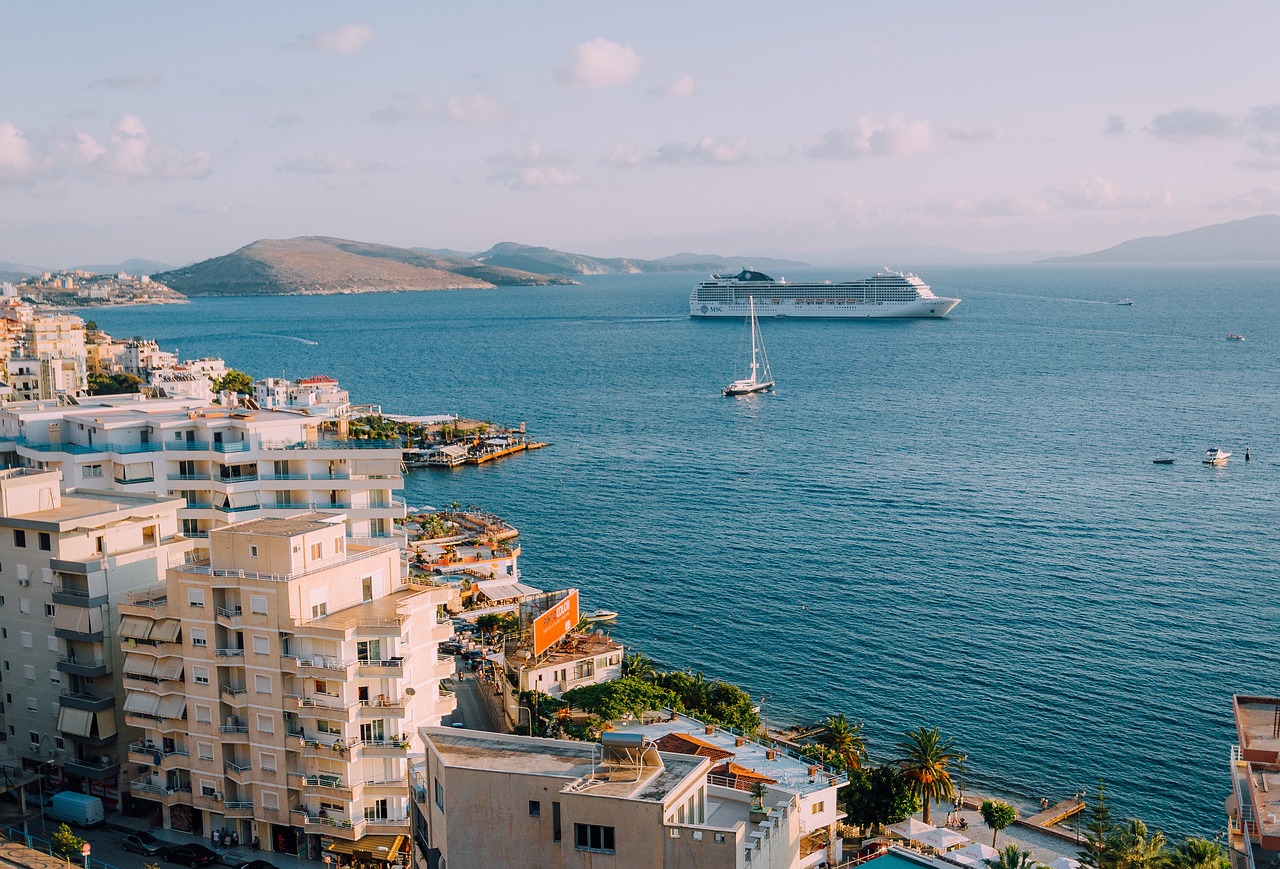 EspaciodeSingle's tweet card. Descubre los mejores cruceros gay en el Mediterráneo. Explora destinos impresionantes, disfruta de actividades emocionantes y vive una experiencia de viaje inolvidable.