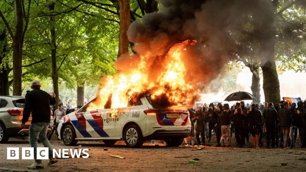 petercluskey's tweet card. Around 1,500 people blocked a highway in The Hague while a police car was also set on fire.