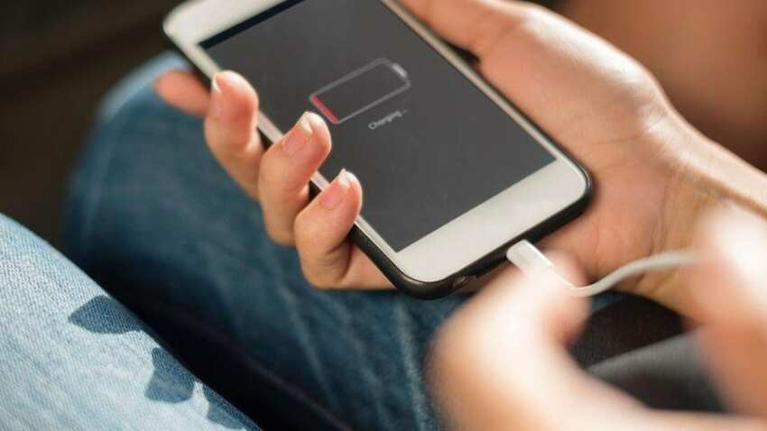 ZeeBusiness's tweet card. Google New Feature: एंड्रॉयड स्मार्टफोन्स के लिए गूगल बैटरी से जुड़ा फीचर ला रहा है, जिसका नाम Battery Health है. ये हूबहू एप्पल आईफोन की तरह काम करेगा.