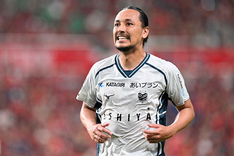226_shin's tweet card. 北海道コンサドーレ札幌は9月20日、J2リーグ第30節で徳島ヴォルティスに2-1で勝利した。退場処分と累積警告の影響で4選手が出場停止のなか、後半32分から途中出場したDF大﨑玲央が試合を落ち着かせた。試合前には古巣の徳島サポーターから拍手で迎えられ、「懐かしい思いもありましたね」と明かした。前節のいわきFC戦でMF荒