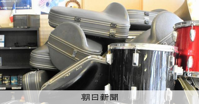 lethal_notion's tweet card. 　「まるで倉庫でしょ。この辺は吹奏楽部で使われていた楽器。廃棄処分になったものです」　盛岡市にある楽器店「安倍管楽器SERVICE」。代表の安倍一洋さん（66）が棚の上を指さす。同じ学校名が書かれた楽…