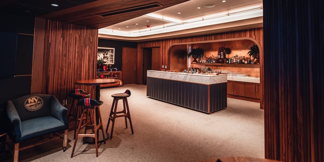 andrewjzucker's tweet card. Once drab and small, today’s sports owners’ suites feature fine dining, wine rooms, glass mosaics, and five-star service.