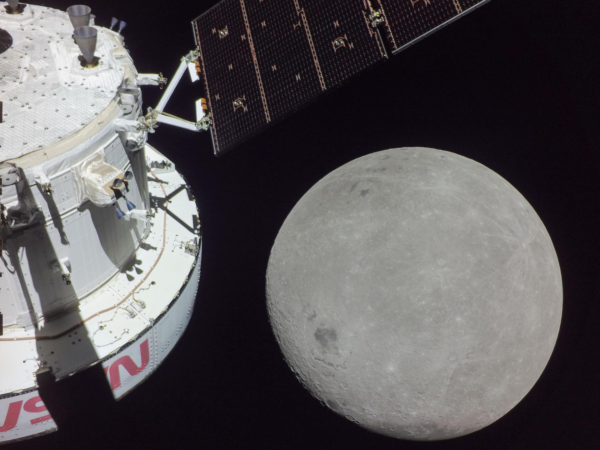 Explorer_Flight's tweet card. Artemis II lead flight directors walk us through what was learned from Artemis I and what we are doing right now in Mission Control to prepare for Artemis II and beyond. HWHAP Episode 288.