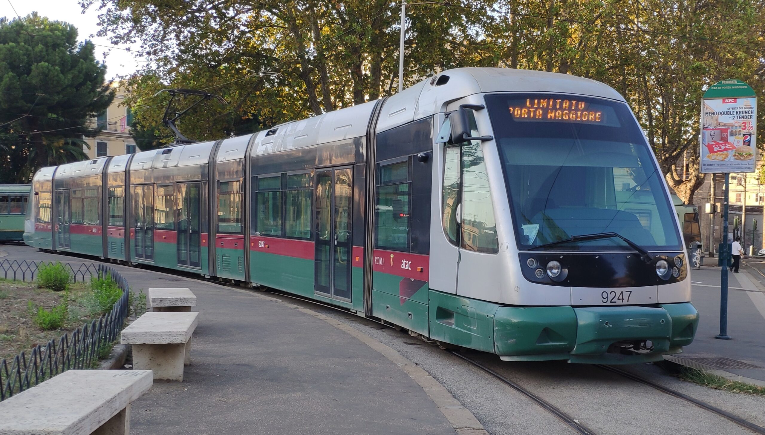 trasportiaroma's tweet card. Con la ripresa dei cantieri di ristrutturazione della Tangenziale Est, dal 6 ottobre 2025 la rete tranviaria torna ad essere interamente sostituita da bus.