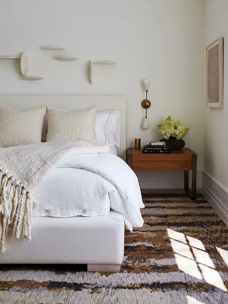 NHLimitlessRlty's tweet card. From crisp sheets to layers, get that luxury look. #bedroomdecor #designtricks