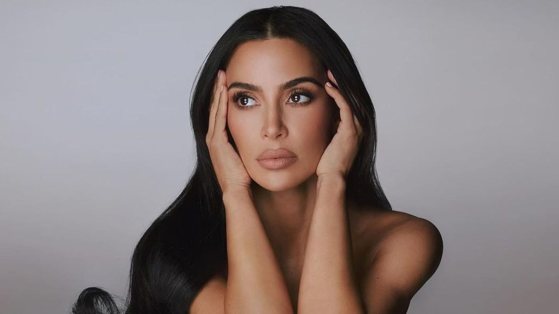 manequim's tweet card. Ela não para! Kim Kardashian assume corte de cabelo mega curtinho, cor fantasia e gera burburinhos na web: