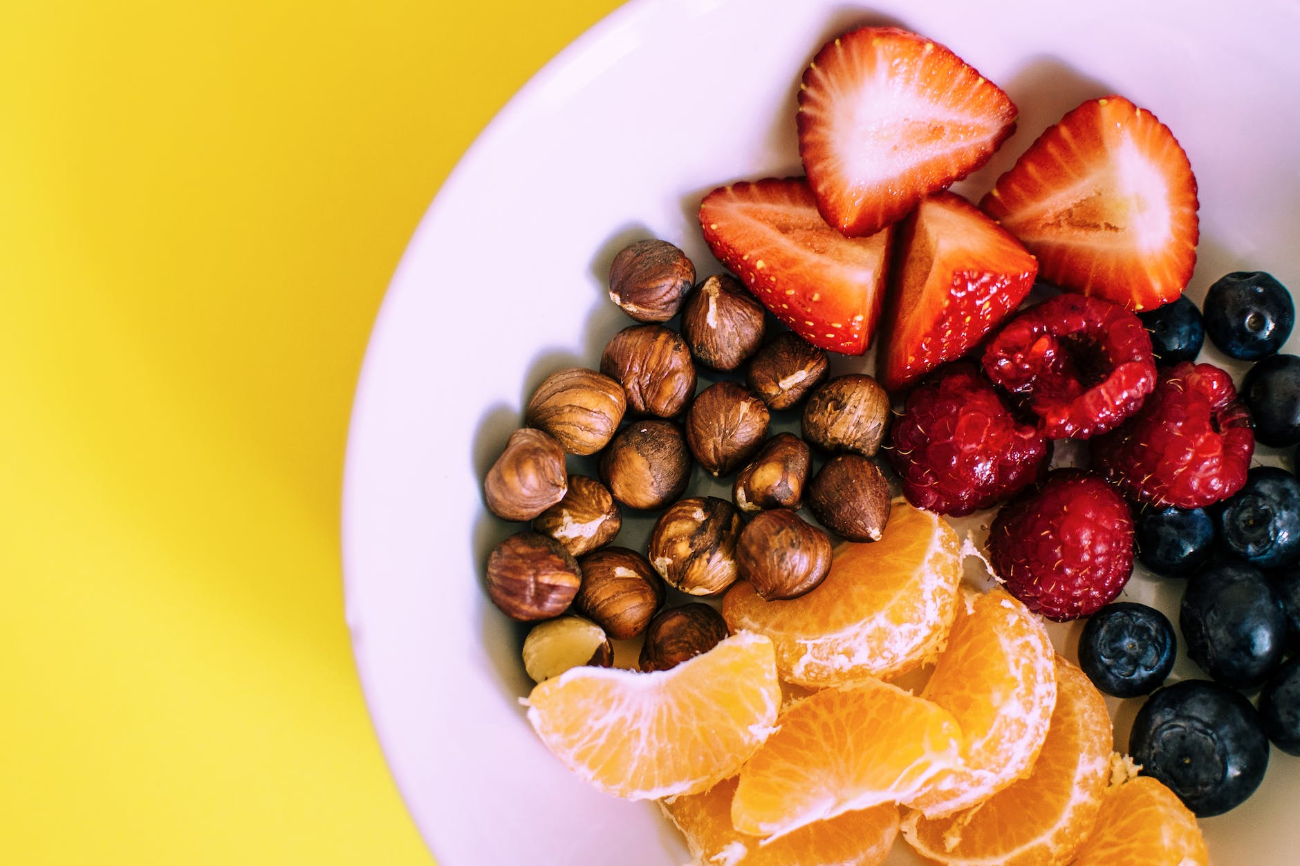 DrSnehaWrites's tweet card. Do you struggle with healthy eating? Here are 11 science backed healthy eating tips, plus some additional points to keep in mind for better eating habits.
