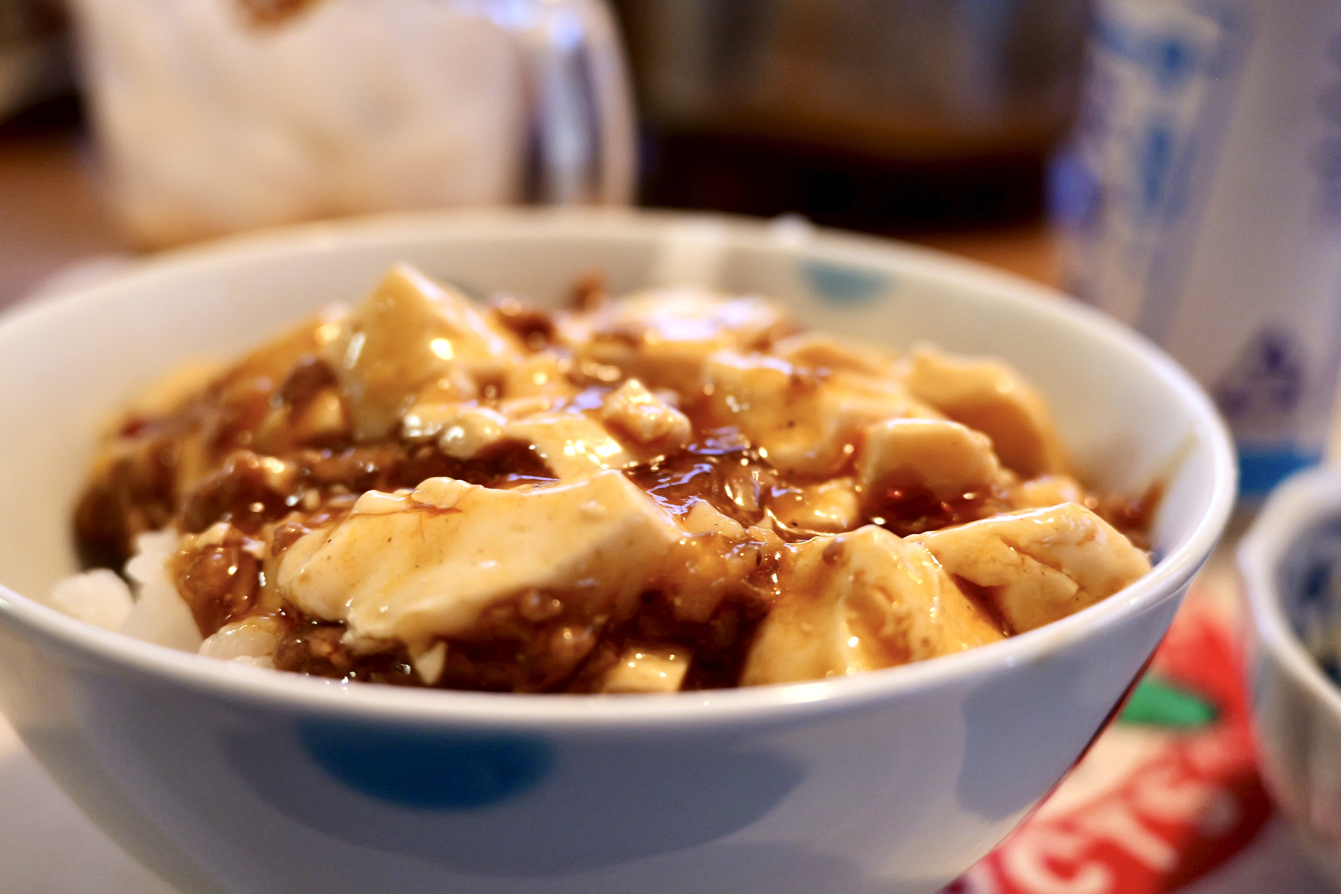 yasutake_s's tweet card.   麻婆豆腐 親子そろっての休日、娘が久しぶりに料理を作ってくれた。大学の研究発表を終えたばかりの娘の彼氏、寧守太（ねすた）も手伝った。 「パパは台所に入っち…