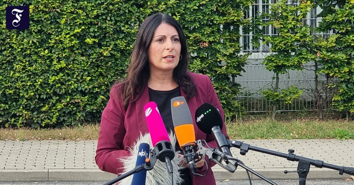 SeriousVerySam's tweet card. Auf einer Betriebsversammlung in Wolfsburg liefern sich Management und Betriebsrat einen heftigen Schlagabtausch. Die Gewerkschaft IG Metall will Werksschließungen verhindern und wirft dem Vorstand...