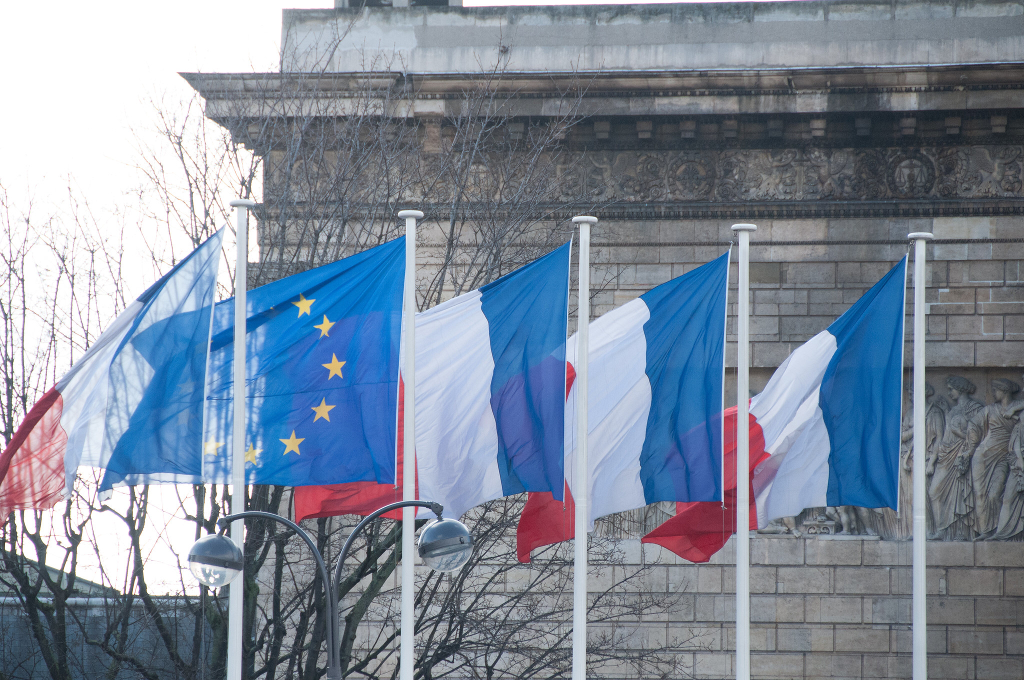 guetta_en's tweet card. Chers Français, non, non seulement la France et le reste de l’Europe ne sont pas déjà morts mais notre continent retrouve, bien au contraire, une vitalité politique.
