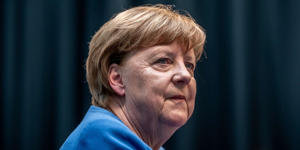 sascha_m_k's tweet card. Normalerweise hält sich Angela Merkel als Altkanzlerin mit Äußerungen zum Weltgeschehen zurück. Nicht so auf ihrer aktuellen Ungarnreise, wo sie im Interview Vorwürfe gegen mehrere Länder erhebt....