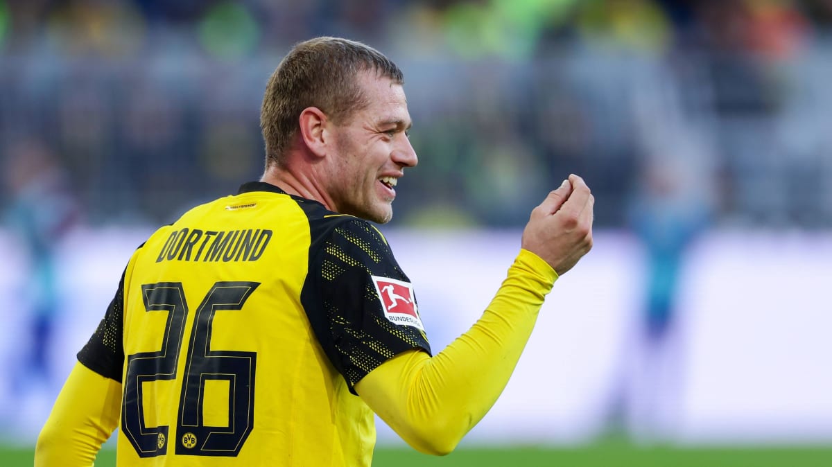 kicker_BVB's tweet card. Neuer Konkurrenzkampf trotz der Form des Lebens: Borussia Dortmunds Rechtsverteidiger Julian Ryerson spricht über den Saisonstart und seine Maximal-Ziele.