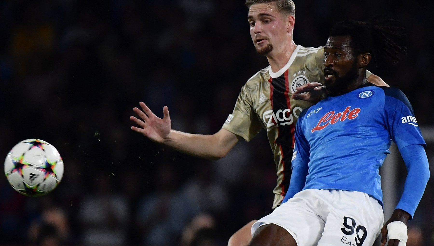RepSscNapoli's tweet card. Il centrocampista camerunense, uscito ad inizio secondo tempo contro l'Ajax, in dubbio per la sfida di domenica contro il Bologna