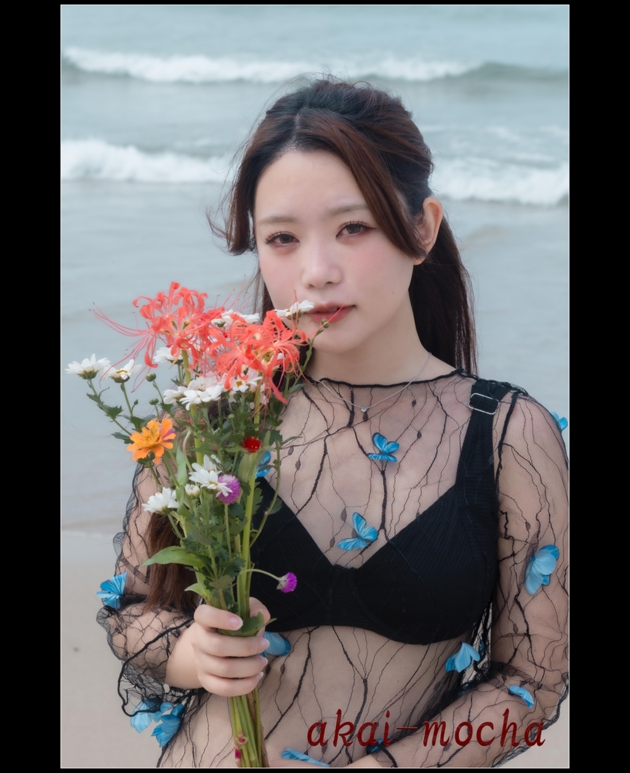 akai_mocha's tweet card. 撮影会の場所へ行く途中、休憩を兼ねて道の駅に寄った。 売店に行くと、撮影で利用できそうなお花があった。 そのなかに彼岸花を組み合わせた花束があった。 まさか彼岸花を切り売りするなんて思ってもみなかった。 撮影会に彼岸花をと少し葛藤を覚えたが、挑戦を兼ねて買って会場へ持っていきました。 ２か月ぶりにしょうさんを浜田の海辺…