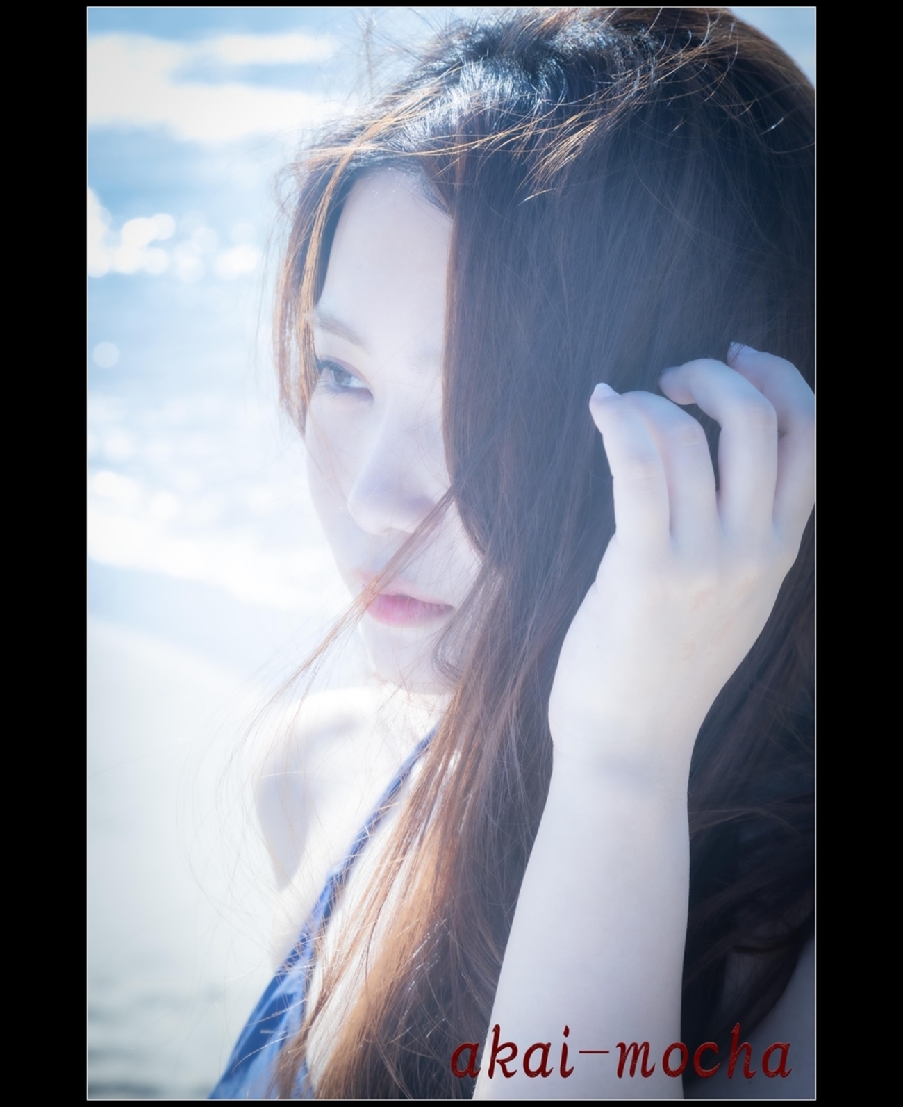 akai_mocha's tweet card. 撮影会の最終の第四部になった。 正午を過ぎて大分経つのに、海辺は夏が戻ったかのようなよりまぶしく、より暑く、より青いと化した。 海に足を入れてみた。 温いの前後を感じる、心地良い感触だった。 久しぶりに感じる刺激。 素足で大地や海水に触れるって貴重な経験かもしれない。 大小の波にカメラが濡れないように気を付けて彼女を撮…