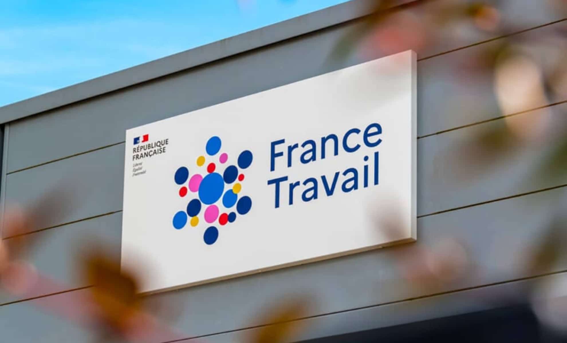 MICKEY2D's tweet card. Avec la loi « plein emploi », les agents de France Travail mais aussi les demandeurs d'emplois se retrouvent sous pression, notamment à cause de l'augmentation des contrôles.