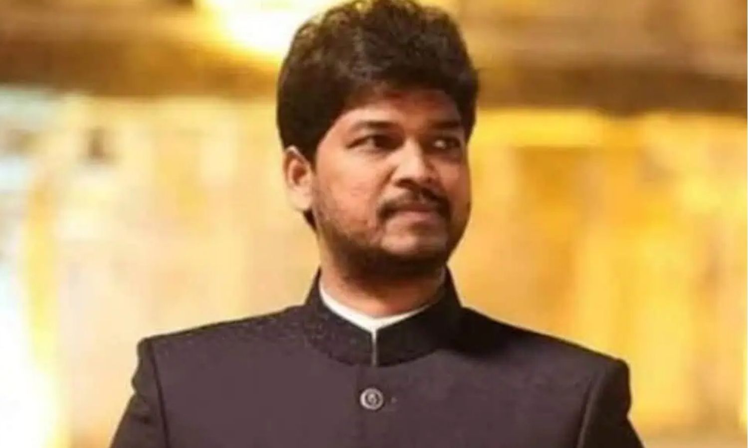 hydnewshunt's tweet card. Police filed a case against Congress leader Naveen Yadav in Jubilee Hills for breaching the poll code by distributing voter cards.