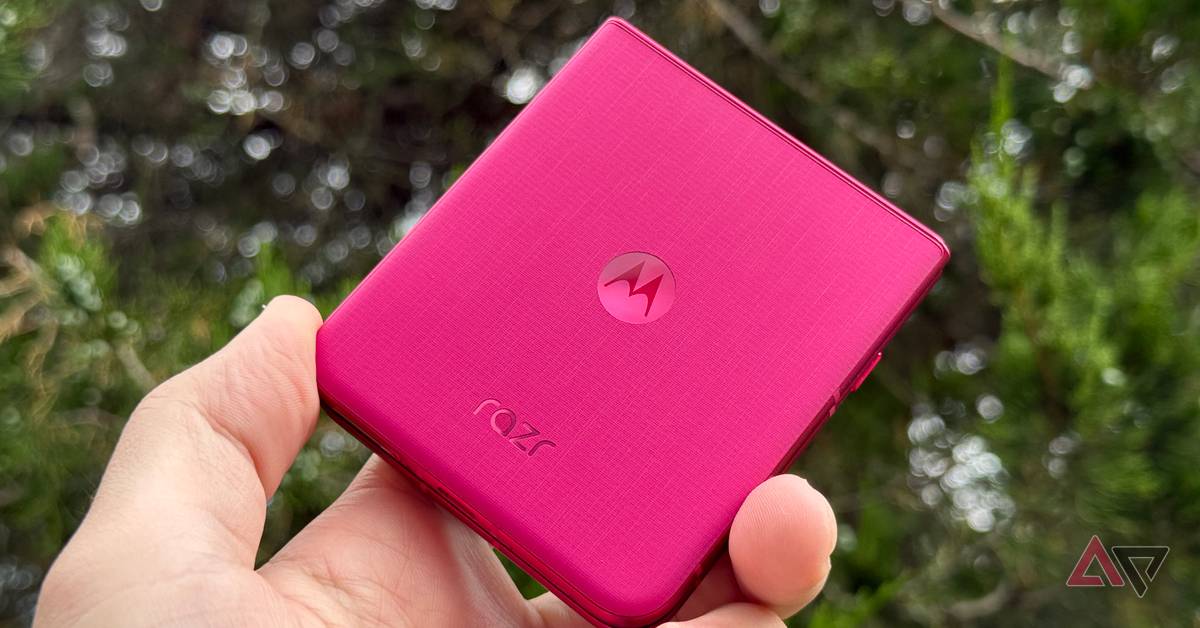 AndroidPolice's tweet card. The Razr Ultra does it better
