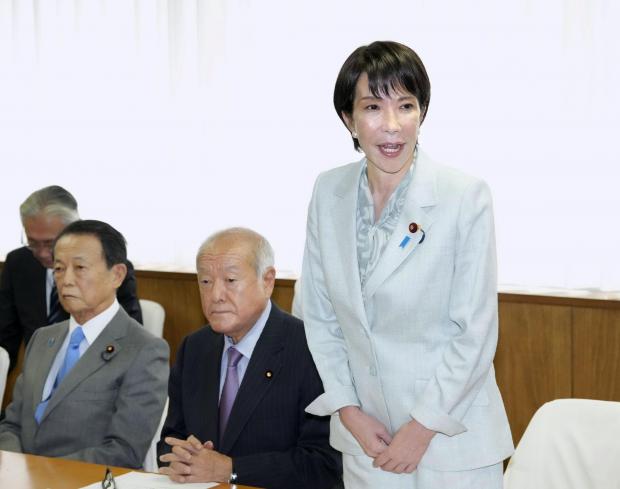 livedoornews's tweet card. 自民党の臨時総務会であいさつする高市早苗総裁。左から麻生太郎副総裁、鈴木俊一幹事長＝7日午前、東京・永田町の党本部自民党の高市早苗総裁が今月17〜19日に東京・九段北の靖国神社で執り行われる秋季例大祭中