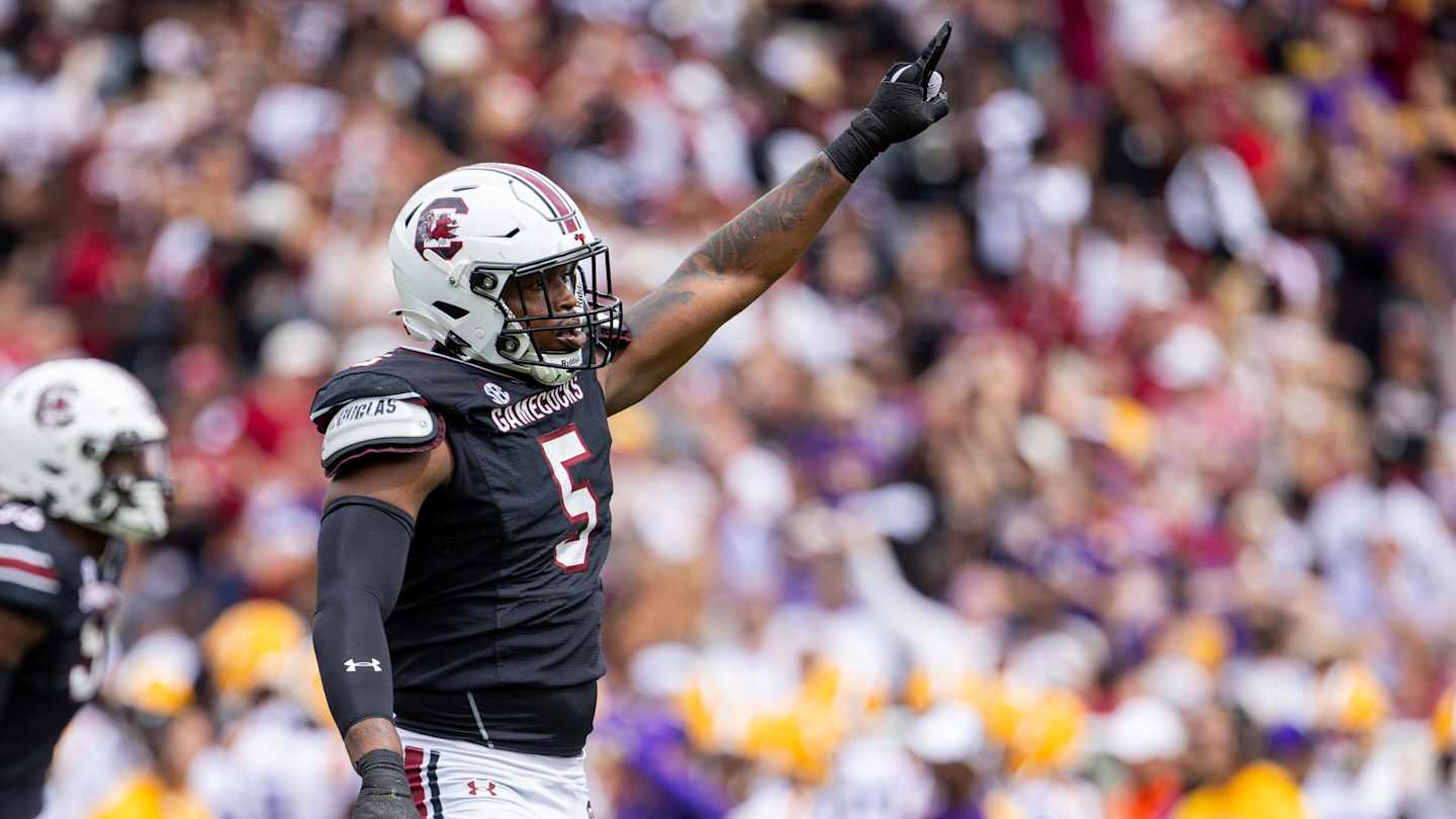 GamecocksDigest's tweet card. South Carolina edge rusher Kyle Kennard is officially off the board. The (blank) selects Kennard with the (blank) overall pick of the (blank) round. After no S