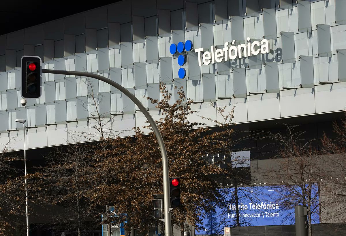 hackem's tweet card. Telefónica se encuentra investigando una posible filtración de datos de 120.000 clientes y empleados que se habría producido en marzo y que no habría afectado a datos sensibles. El