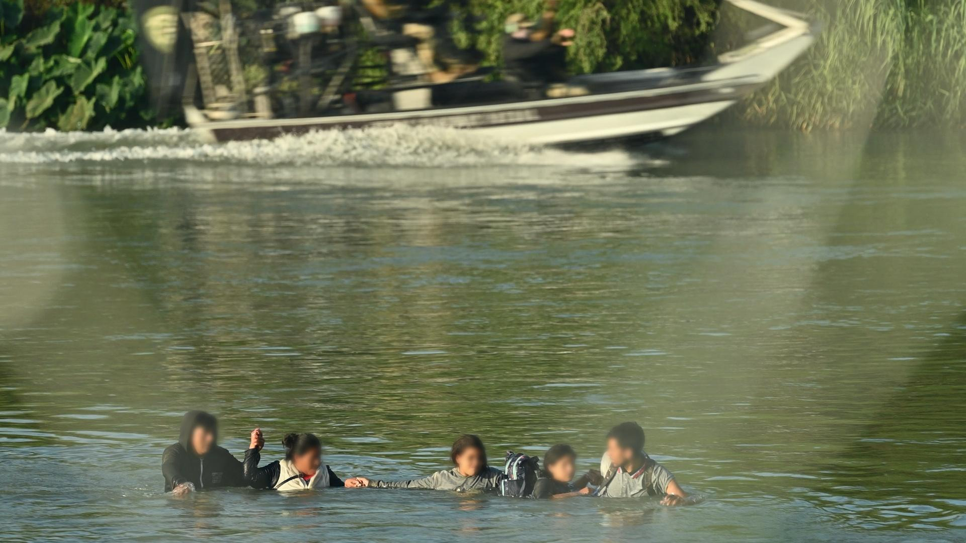 LHreports's tweet card. More women and children are drowning trying to reach the US as Texas and Mexico militarize the border. Record requests reveal the soaring death toll in the Rio Grande amid official undercounts.