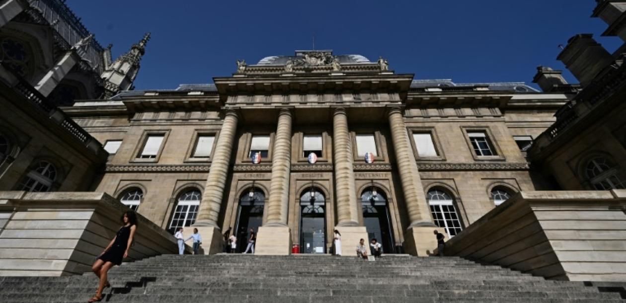leblob_'s tweet card. Une coupure d'électricité attribuée aux "fortes chaleurs" paralyse depuis lundi matin le palais de justice historique de Paris, ainsi que le tribunal des activités économiques (anciennement tribunal...