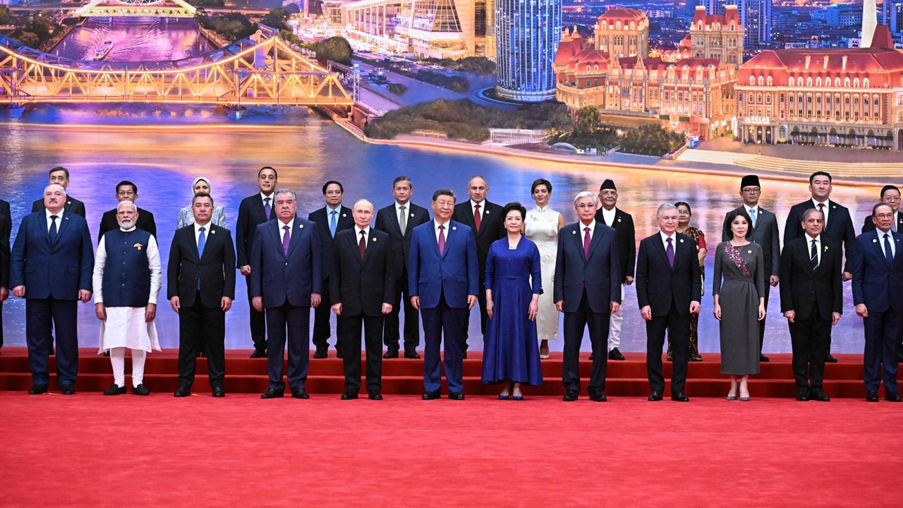 anassaadallah's tweet card. Ein Signal an den Westen: Beim Gipfeltreffen der Shanghaier Organisation für Zusammenarbeit rollt Chinas Staatschef Xi den roten Teppich für Kremlchef Putin aus. Auch mit Indien will China Geschlos...