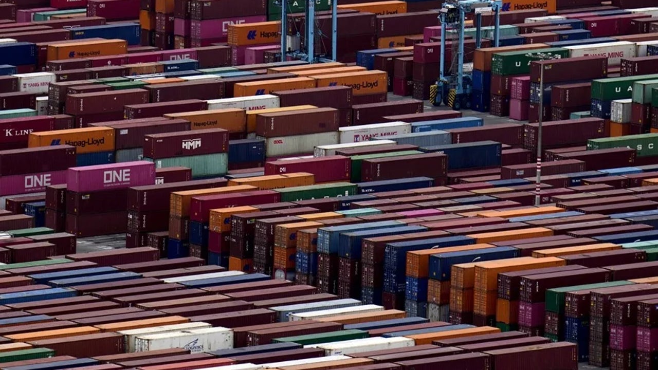 astic1960's tweet card. El déficit energético se situó en 18.960,5 millones, un 6,2 % más, pero el no energético se disparó un 750%. El sector del automóvil desplomó sus exportaciones casi un 8%