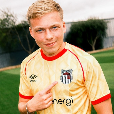 Fotboltinet's tweet card. „Þetta er mjög fínt. Það er rólegt utan vallar og svo er hrikalega skemmtilegt að spila fyrir Grimsby. Þessa fyrstu mánuði hef ég verið mjög sáttur," segir Jason Daði Svanþórsson, leikmaður Grimsby...